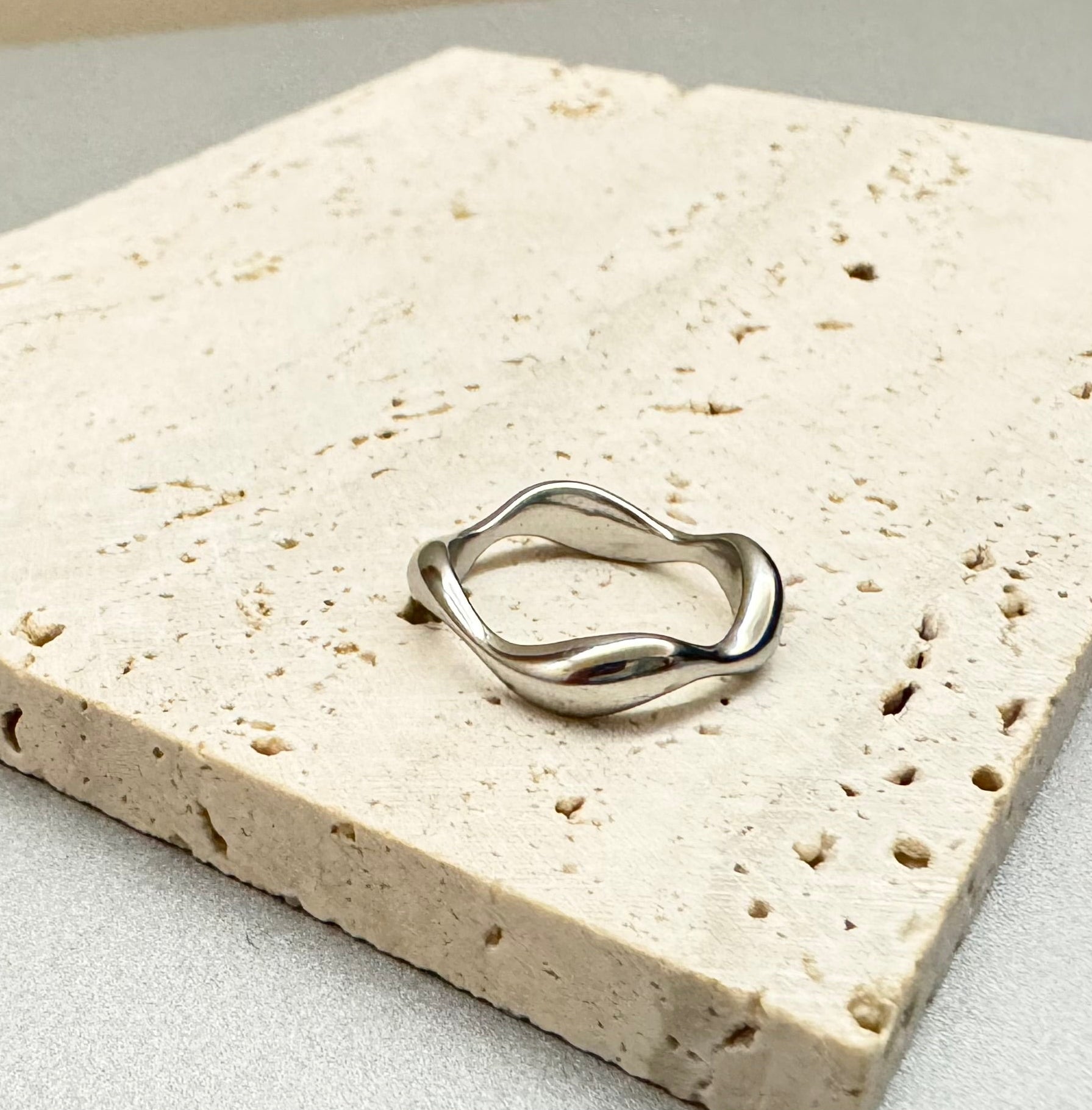 Simple Wavy Ring